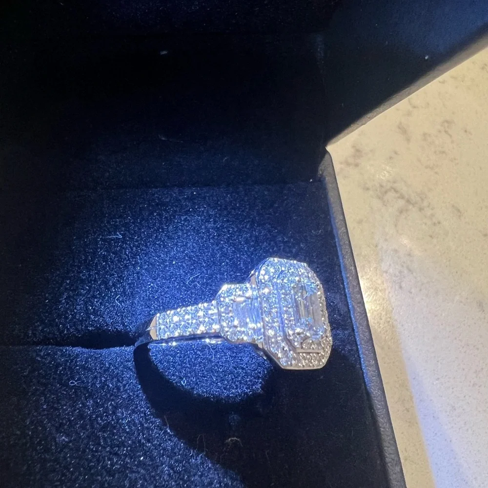 Diamond ring  1.46 ctw clarity VS-2 tha diamond color is 1 or better Emeral cut - Picture 7 of 13